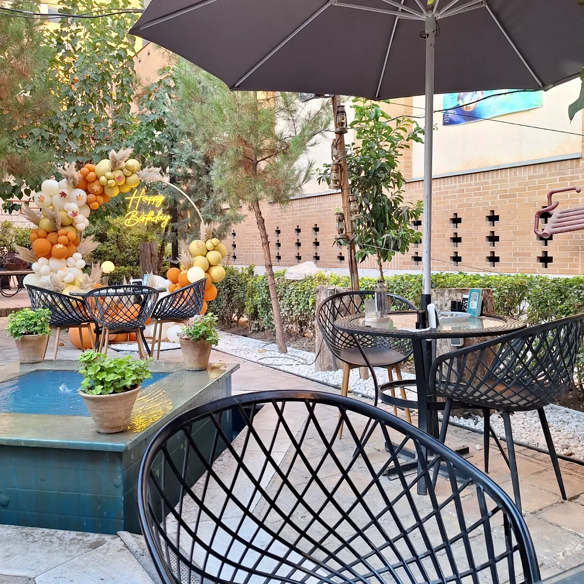 بادکنک آرایی در کافه رستوران